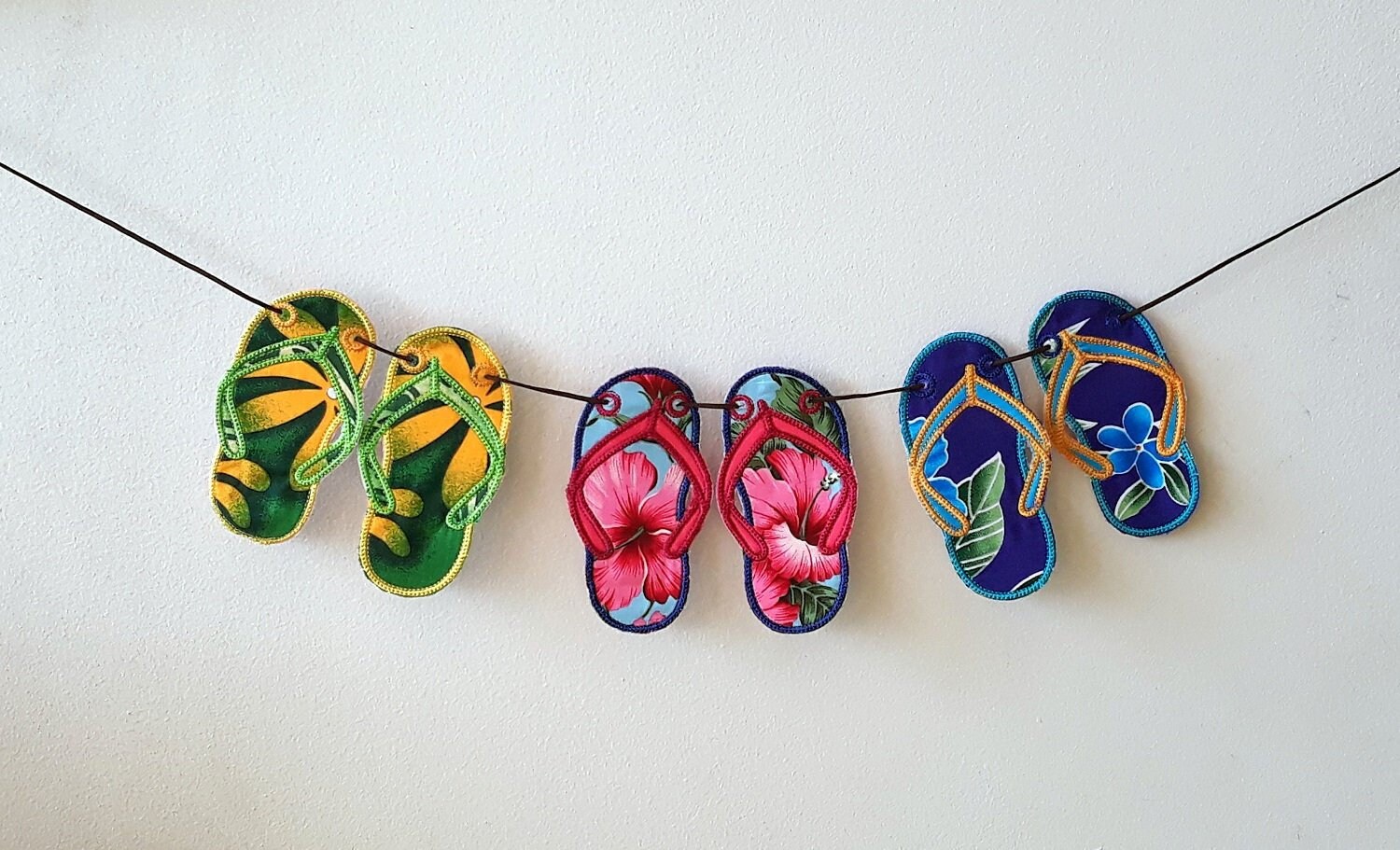 Broderie Machine, Guirlande Bunting, 3 Paires de Tongs, Cordon en Cuir, Accessoire Décoration Maison