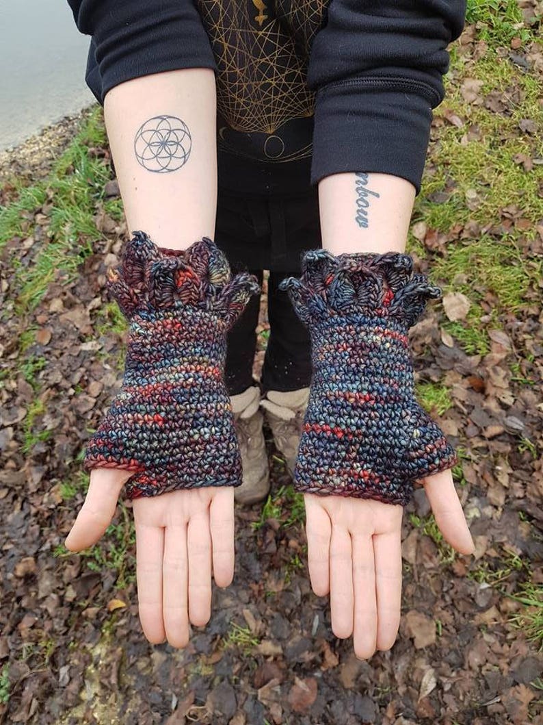 PATTERN: Dragon scale crochet gloves Pattern PDF image 9