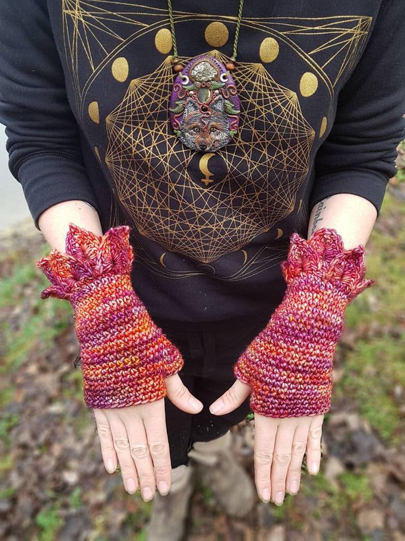 PATTERN: Dragon scale crochet gloves Pattern PDF image 2