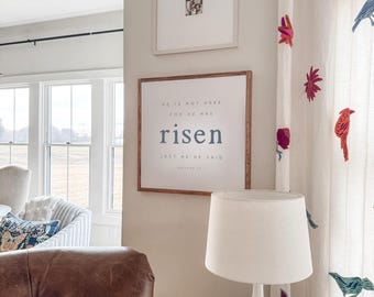 Hij is niet hier, hij is opgestaan Matteüs 28:6 Ingelijst houten bord Paaszondag