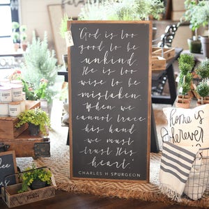 God is te goed om onvriendelijk te zijn Vertrouw op de Heer Ingelijst houten bord Charles Spurgen