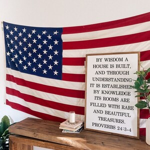 Door wijsheid wordt een huis gebouwd en door begrip komt het tot stand. Spreuken 24:3 ingelijst houten bord