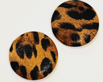 Orecchini a bottone in tessuto con stampa leopardata