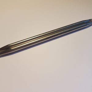 Peut inclure: Une paire d'aiguilles à tricoter en argent avec des embouts dorés. Les aiguilles sont de taille 7 US (4,5 mm) et sont étiquetées "HiyaHiya Sharp 7 US 4,5 mm Hiya".
