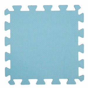 Può includere: Una singola piastrella ad incastro in schiuma di colore azzurro chiaro. La piastrella ha una superficie strutturata e una forma quadrata con bordi dentellati per il collegamento ad altre piastrelle. Ideale per sale giochi o aree fitness.