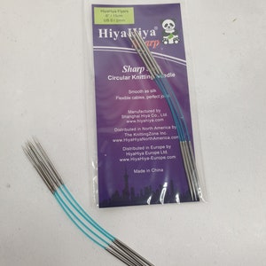 Puede incluir: Un juego de agujas circulares de tejer HiyaHiya Sharp en una bolsa de plástico transparente. Las agujas miden 15 cm de largo y son de tamaño US 0 (2 mm). La bolsa tiene un fondo morado y rosa con un logotipo de oso panda y el texto "HiyaHiya Sharp Circular Knitting Needle".