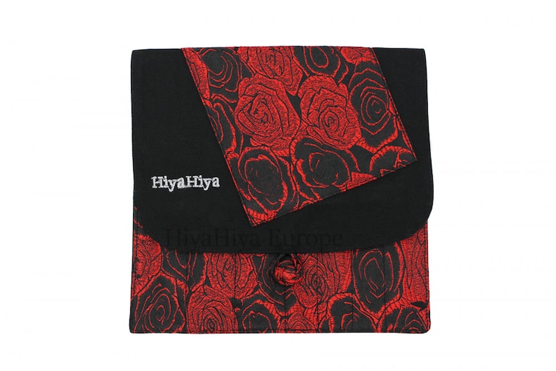 K&ouml;nnte beinhalten: Schwarze Nadeltasche mit rotem Rosenmuster und dem gestickten Text "HiyaHiya" auf der Vorderseite.