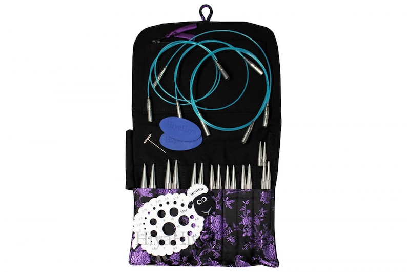 K&ouml;nnte beinhalten: Ein Satz austauschbarer Rundstricknadeln in einem schwarzen und violetten Etui mit Blumenmuster. Die Nadeln sind aus Edelstahl und in verschiedenen Gr&ouml;&szlig;en erh&auml;ltlich. Das Etui enth&auml;lt au&szlig;erdem eine Nadelst&auml;rke und einen Satz Kabel.