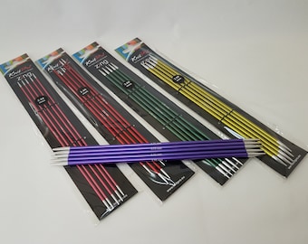 Puede incluir: Cuatro juegos de agujas de tejer intercambiables Knit Pro Zing en rojo, verde, dorado y morado. Cada juego incluye cuatro agujas en tamaños de 2,00 mm y 3,00 mm.