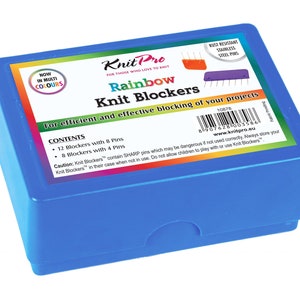Può includere: Una scatola di plastica blu che contiene Knit Pro Rainbow Knit Blockers per un blocco efficiente ed efficace dei progetti di maglia. La scatola include 12 bloccanti con 8 pin e 8 bloccanti con 4 pin. La scatola ha un'etichetta con il logo Knit Pro e le parole "Rainbow Knit Blockers".