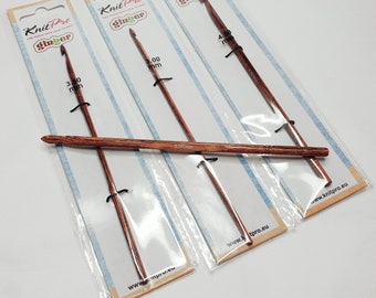 Puede incluir: Tres ganchillos Knit Pro Ginger en envases individuales. Los ganchillos son de madera y tienen un tamaño de 3,00 mm, 3,50 mm y 4,00 mm.