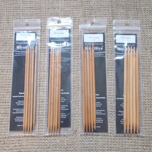Op de afbeelding: Vier pakketten HiyaHiya Sharp Bamboo Double Pointed Knitting Needles. De pakketten zijn gelabeld met de maten 3,5 mm, 4 mm, 4,5 mm en 5 mm.