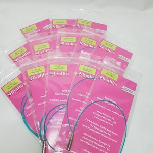 Peut inclure: Un gros plan sur un ensemble d'aiguilles à tricoter interchangeables HiyaHiya de différentes tailles. Les aiguilles sont emballées dans des sachets en plastique rose avec le nom de la marque et la taille imprimés dessus. Les aiguilles sont en câble flexible et sont conçues pour des projets de tricot.