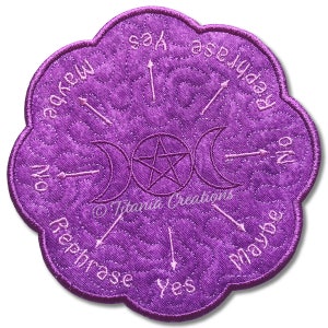 Tappetino pendolo ITH Triple Goddess. Disegno di ricamo a macchina pagano. Quattro misure incluse. Download immediato di Titania Creations
