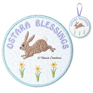 Może przedstawiać: Haftowana okrągła naszywka z napisem "OSTARA BLESSINGS" w jasnofioletowym kolorze. Brązowy kr&oacute;lik skacze na białym tle, z trzema ż&oacute;łtymi żonkilami na dole. Mniejsza wersja z fioletową pętlą jest r&oacute;wnież pokazana.