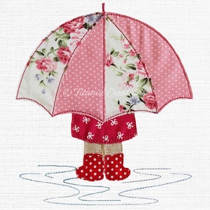 Puede incluir: Un paraguas de estampado floral rosa y blanco con un tejido de lunares rosa en el interior. Una niña con un vestido rojo con lazos blancos y botas de lunares rojos está de pie bajo el paraguas. La niña está de pie en un charco de agua.