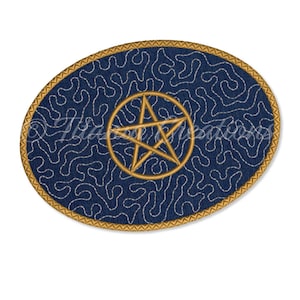 Pode incluir: Um remendo bordado oval, azul e dourado com uma estrela de cinco pontas no centro. A estrela é contornada em ouro e tem uma borda dourada.