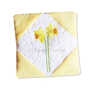 ITH Daffodil Mug Rug Machine Embroidery Design Pattern 4x4 Hoop by Titania Creations Instant Download.