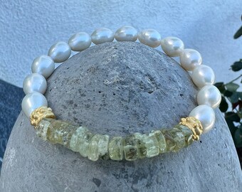 Prehinite and pearl stretch bracelet