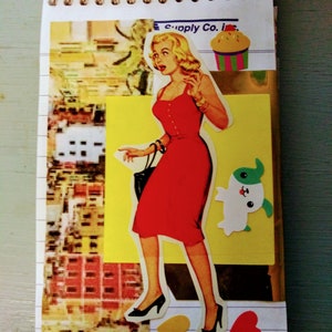 Peut inclure: Un collage d'images sur une page de carnet. L'image principale est une femme en robe rouge et talons hauts, tenant un sac à main. Il y a d'autres images d'un cupcake, d'un chien et d'un bâtiment. Le texte "copier et coller" est écrit sur la page.