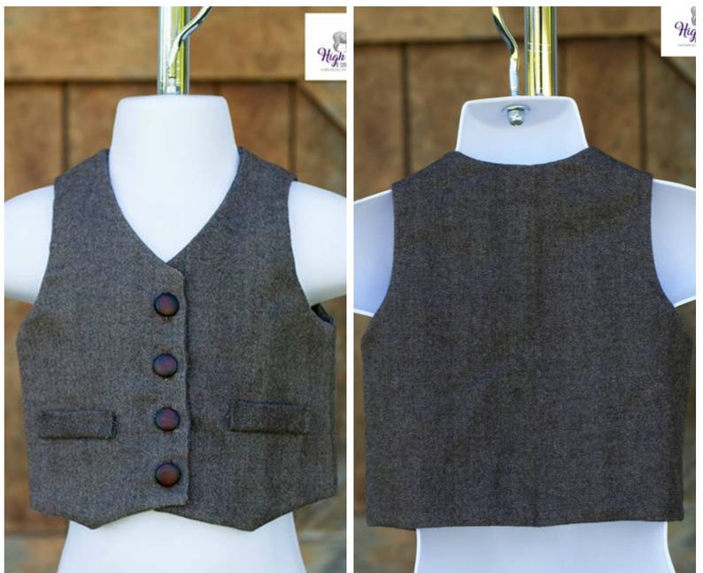 Puede incluir: Un chaleco de tweed marr&oacute;n con cuatro botones marrones y dos bolsillos. El chaleco est&aacute; en un maniqu&iacute; blanco.