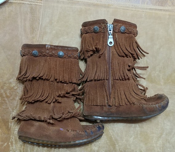 minnetonka moccasin boots