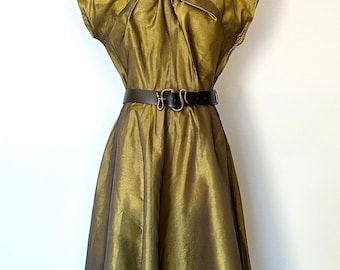 Vestido de cóctel vintage verde oliva con detalle de busto torcido - VENTA FINAL