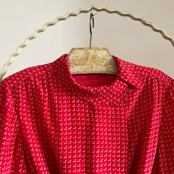 Vintage 1970 fa 1930 vestito da giorno rosso, foderato, trasparente con piccoli fiori e cintura abbinata. femminile m.