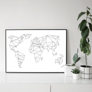 Peut inclure: Une affiche encadrée en noir et blanc représentant une carte du monde géométrique. La carte est un design minimaliste, composé de triangles interconnectés. L'œuvre est exposée sur une surface blanche, avec des plantes en pot en arrière-plan.
