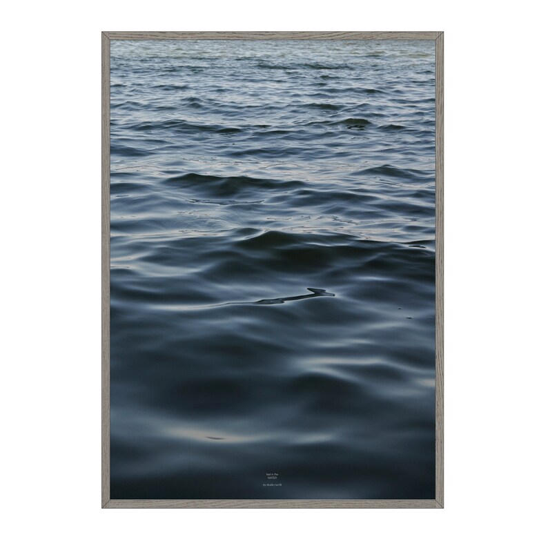 fötter i VATTNET - A3 konsttryck - Poster bild 3