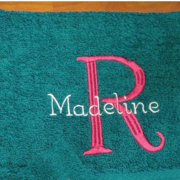 Serviette de bain personnalisée avec initiale et prénom brodés, serviette à monogramme, cadeau de remise des diplômes, cadeau de Noël