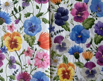Puede incluir: Un fondo blanco con un patrón floral con pensamientos en tonos de azul, morado, amarillo y naranja. Los pensamientos están rodeados de hojas verdes y otras flores más pequeñas.