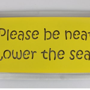 Por favor, sea ordenado. Baje el asiento. Letrero metálico para baño de 25 x 50 cm.