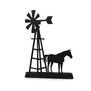 Op de afbeelding: Zwarte silhouet van een windmolen en een paard dat ernaast staat. De windmolen heeft een traditioneel ontwerp met een hoge toren en een propeller met vier bladen. Het paard kijkt naar rechts en heeft een lange staart.