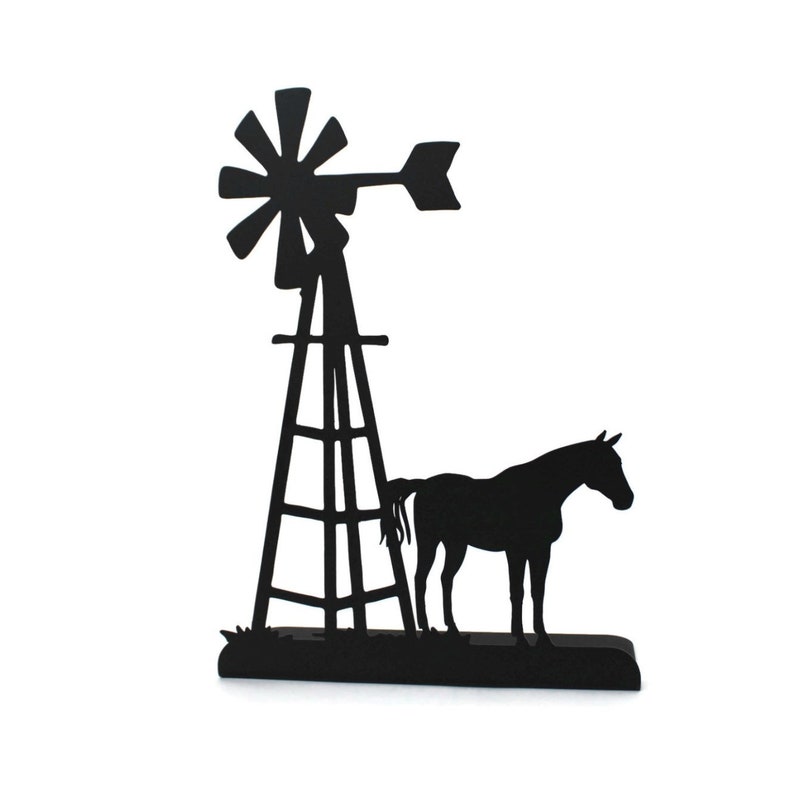 Op de afbeelding: Zwarte silhouet van een windmolen en een paard dat ernaast staat. De windmolen heeft een traditioneel ontwerp met een hoge toren en een propeller met vier bladen. Het paard kijkt naar rechts en heeft een lange staart.