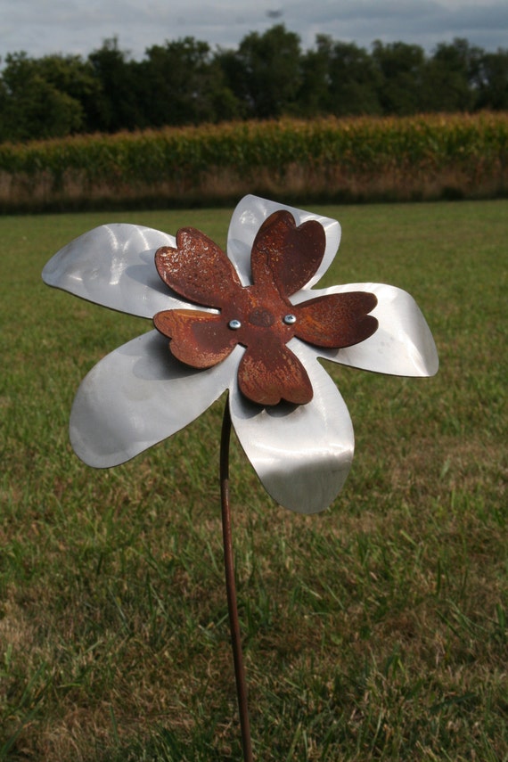 Two Tone Metal Flower Garden Stake Rusty Flower Yard Art Etsy