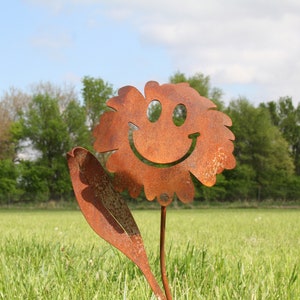 Waving Daisy Smiley Face Metal Garden Stake 20 Inches Tall image 4