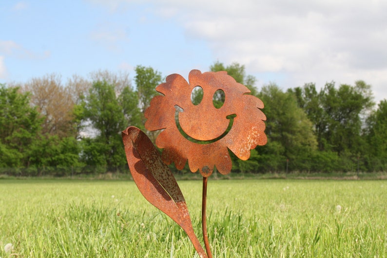 Waving Daisy Smiley Face Metal Garden Stake 20 Inches Tall image 4