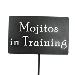 Letrero de metal para jardín con estaca de 20 a 48 pulgadas de alto que dice "Mojitos in Training"