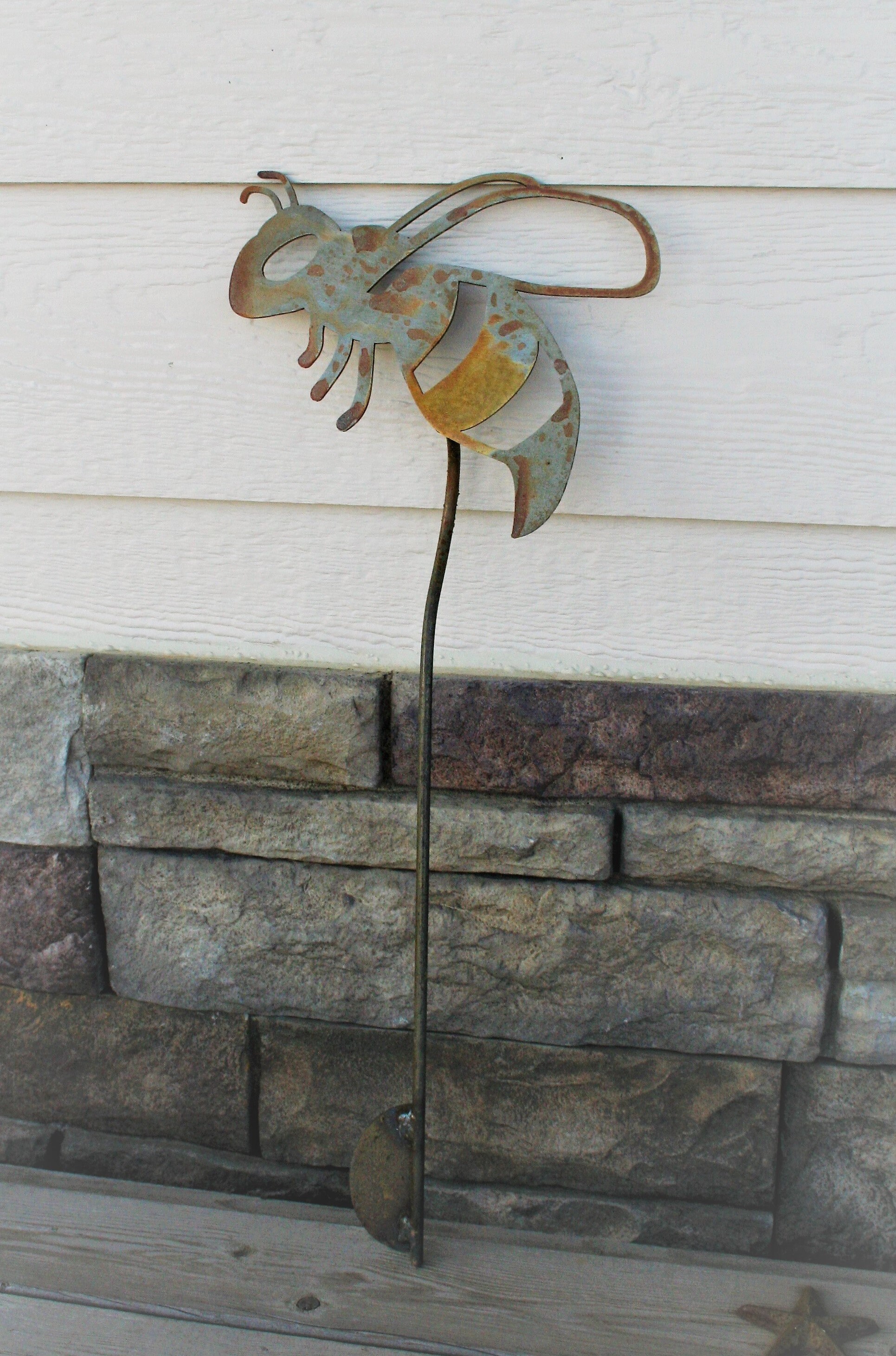 Metal Bee Garden Stake, bee yard stake, buzzing flying bee stake, be