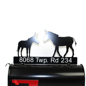 Puede incluir: Buz&oacute;n de metal negro con una placa de direcci&oacute;n personalizada que dice "8068 Twp. Rd 234". La placa est&aacute; coronada por dos siluetas de burro de metal negro.
