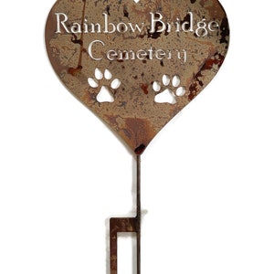 This heart stake has 2 paw prints under the name.