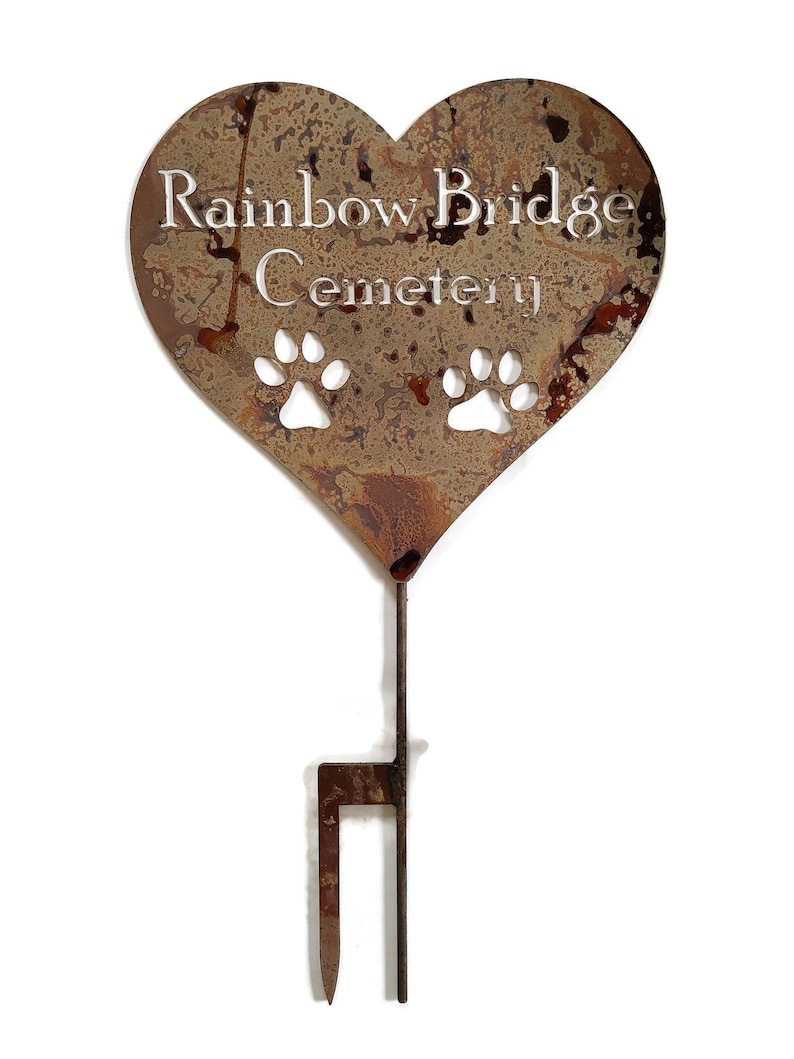 This heart stake has 2 paw prints under the name.