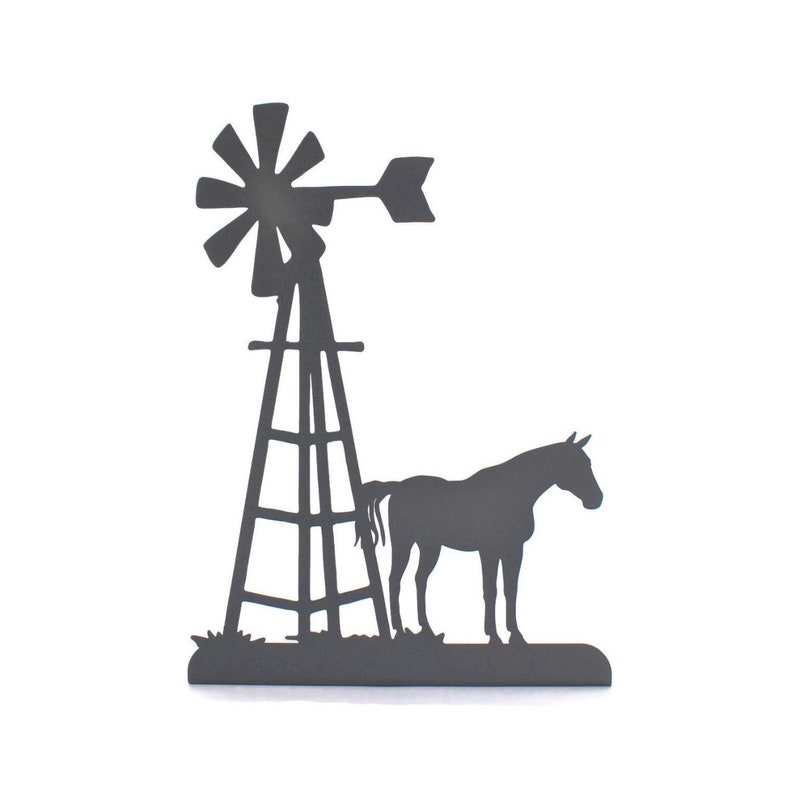 Op de afbeelding: Zwarte metalen silhouet van een windmolen en een paard, een rustiek boerenerf.
