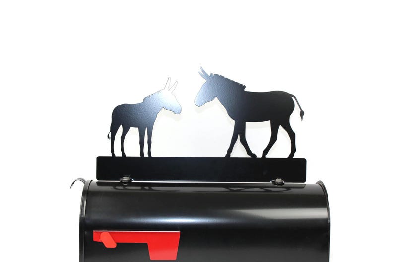 Puede incluir: Tope de buz&oacute;n de metal negro con dos siluetas de burro que se miran. Los burros est&aacute;n de pie con la cabeza girada uno hacia el otro.