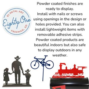 Pode incluir: Uma silhueta de metal de uma fam&iacute;lia com um chap&eacute;u de cowboy, uma bicicleta e um comboio. O texto "81 METAL ART Eighty One FREEMAN, SD" est&aacute; num c&iacute;rculo. O texto "Os acabamentos revestidos a p&oacute; est&atilde;o prontos para serem exibidos. Instale com pregos ou parafusos usando as aberturas no design ou os furos fornecidos. Tamb&eacute;m pode instalar itens leves com tiras adesivas remov&iacute;veis. Os produtos revestidos a p&oacute; s&atilde;o bonitos em ambientes fechados, mas tamb&eacute;m seguros para exibir ao ar livre em qualquer clima." est&aacute; abaixo da imagem.