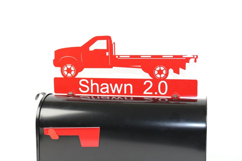 Pode incluir: Topper de caixa de correio de metal vermelho com uma silhueta de caminh&atilde;o de plataforma vermelha e o nome "Shawn 2.0" em letras brancas.
