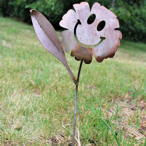 Waving Daisy Smiley Face Metal Garden Stake 20 Inches Tall image 9