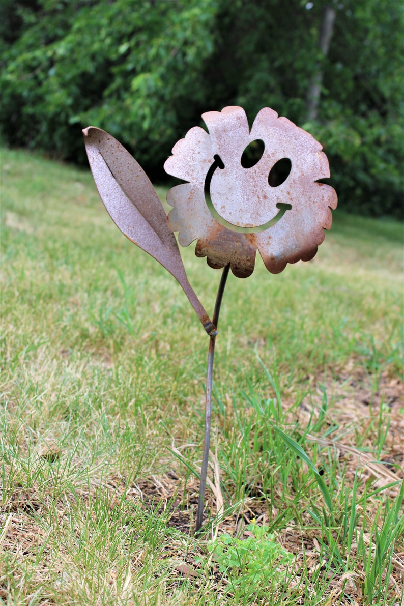 Waving Daisy Smiley Face Metal Garden Stake 20 Inches Tall image 9