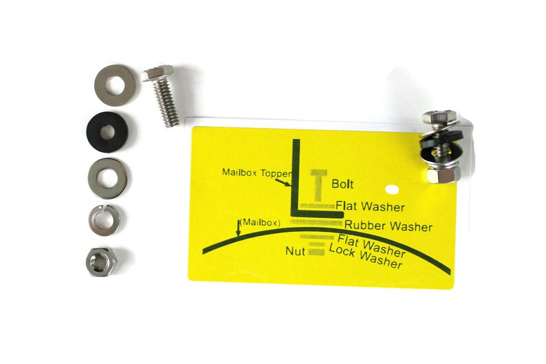 Puede incluir: Una tarjeta amarilla con un diagrama que muestra c&oacute;mo ensamblar un adorno para buz&oacute;n. El diagrama muestra un tornillo, una arandela plana, una arandela de goma, una arandela plana y una arandela de seguridad. La tarjeta tambi&eacute;n incluye el texto "Mailbox Topper", "(Mailbox)", "T", "Nut", "Bolt", "Flat Washer", "Rubber Washer", "Flat Washer", y "Lock Washer".